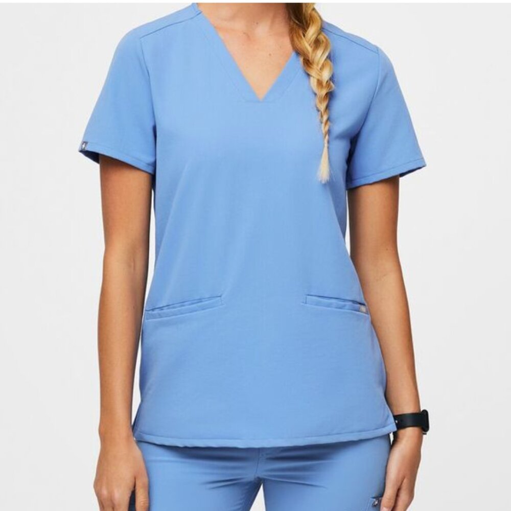 FIGS Casma 3 pocket scrub top (XS, ciel blue)